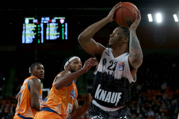 兼顾防守和 兼顾防守和